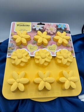 Trudeau Yellow Flower Silicone Cake Pan Mold, New with Tags.
